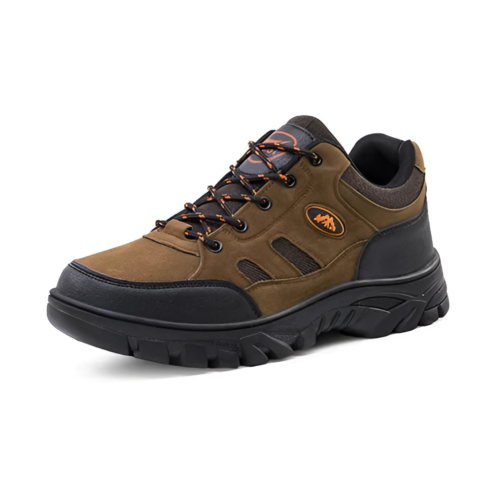 Brown hiking shoe for men, featuring a durable and waterproof design, ideal for outdoor activities and hiking. The shoe is designed for anti-slip performance and comfort, provided in size 43.